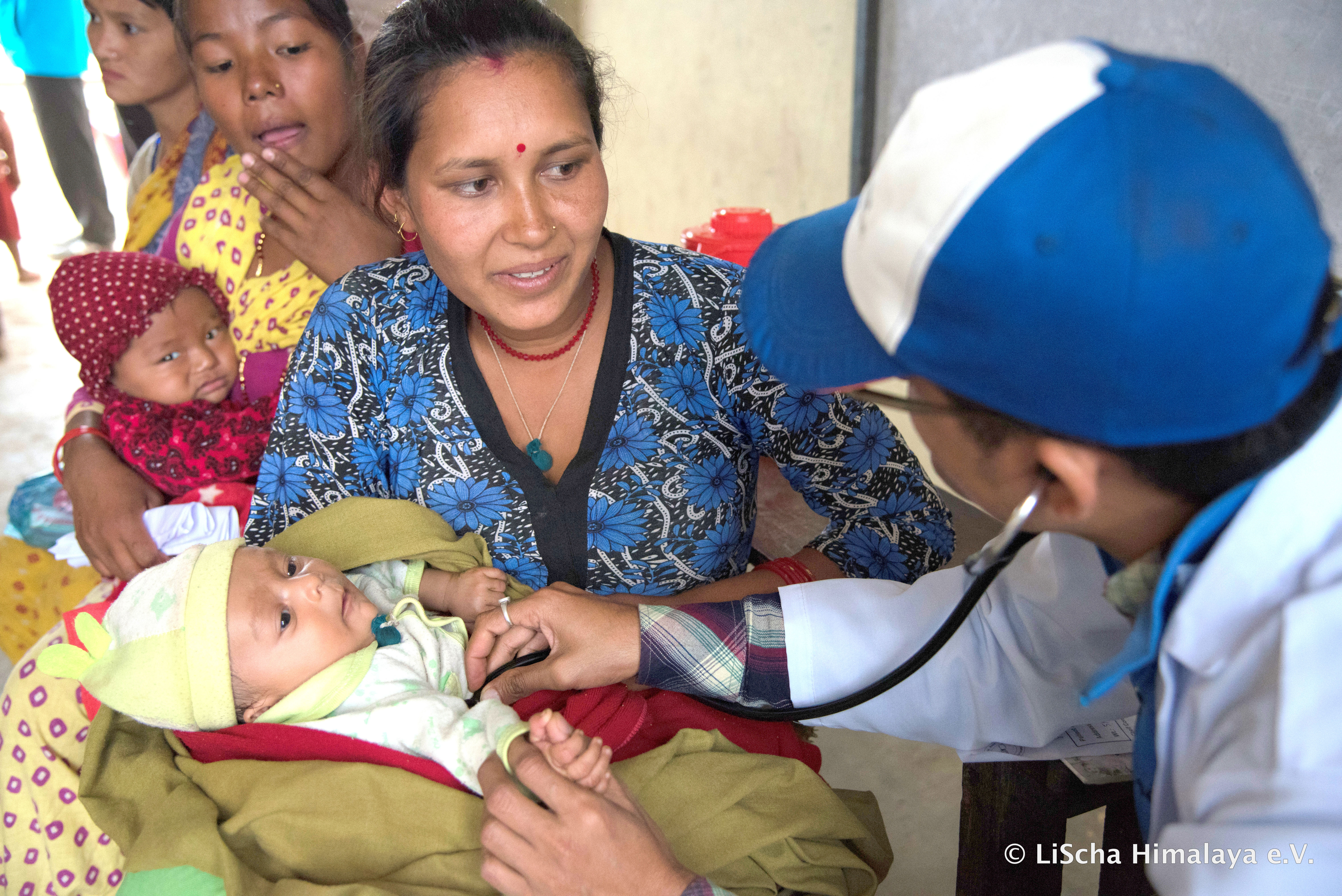 Untersuchung von Kindern durch LiScha Himalaya e.V.
