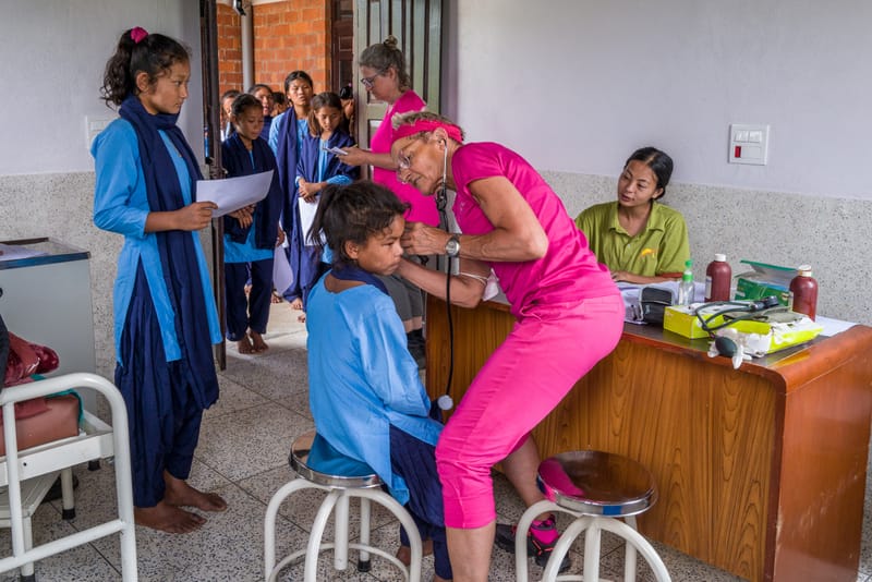Dr. Gänslen-Blumberg beim Gesundheitscheck der Kinder.