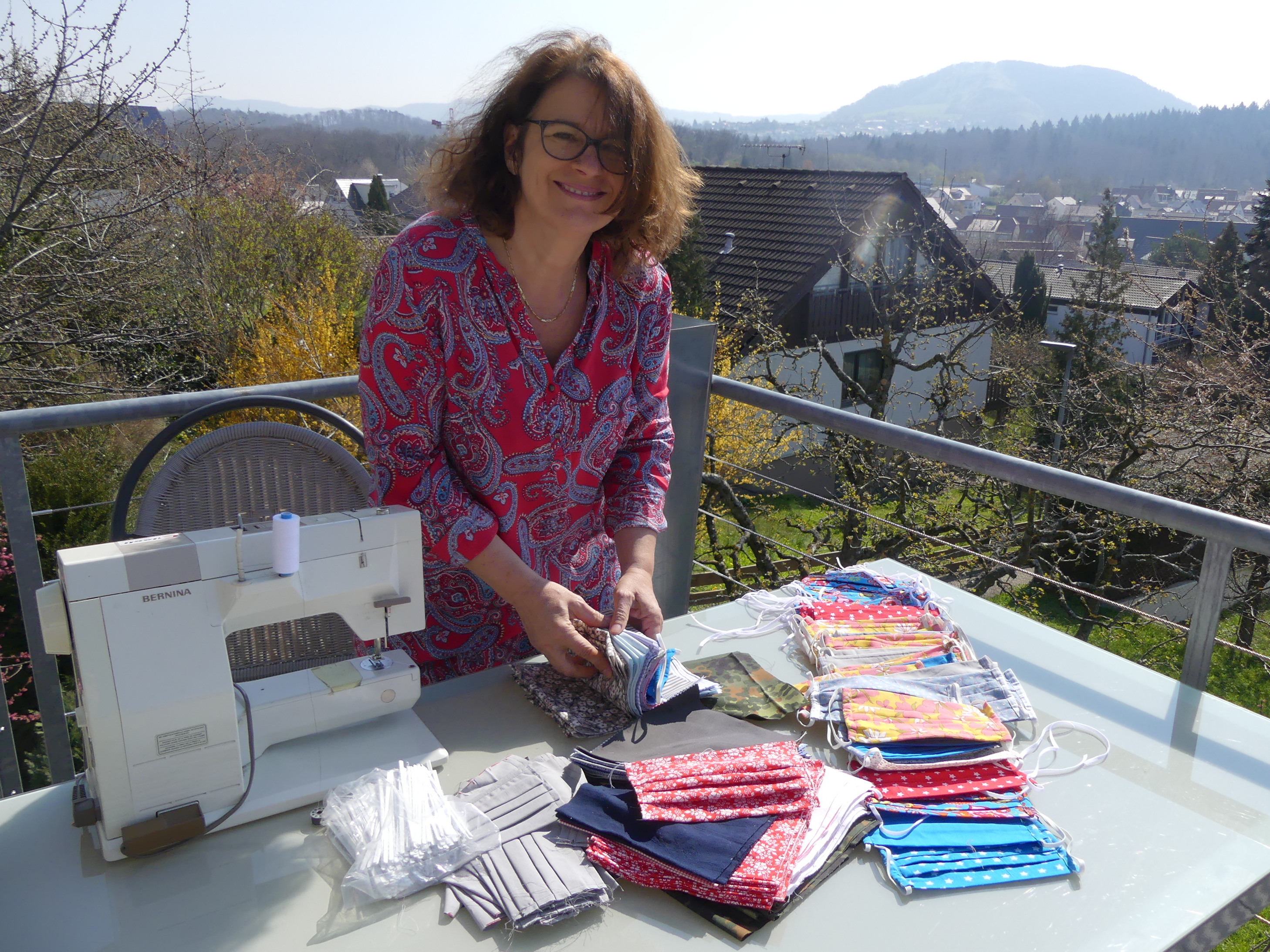 Bärbel Bauder an der Nähmaschine mit den Mund-Nase-Masken für den Tante-M-Laden.