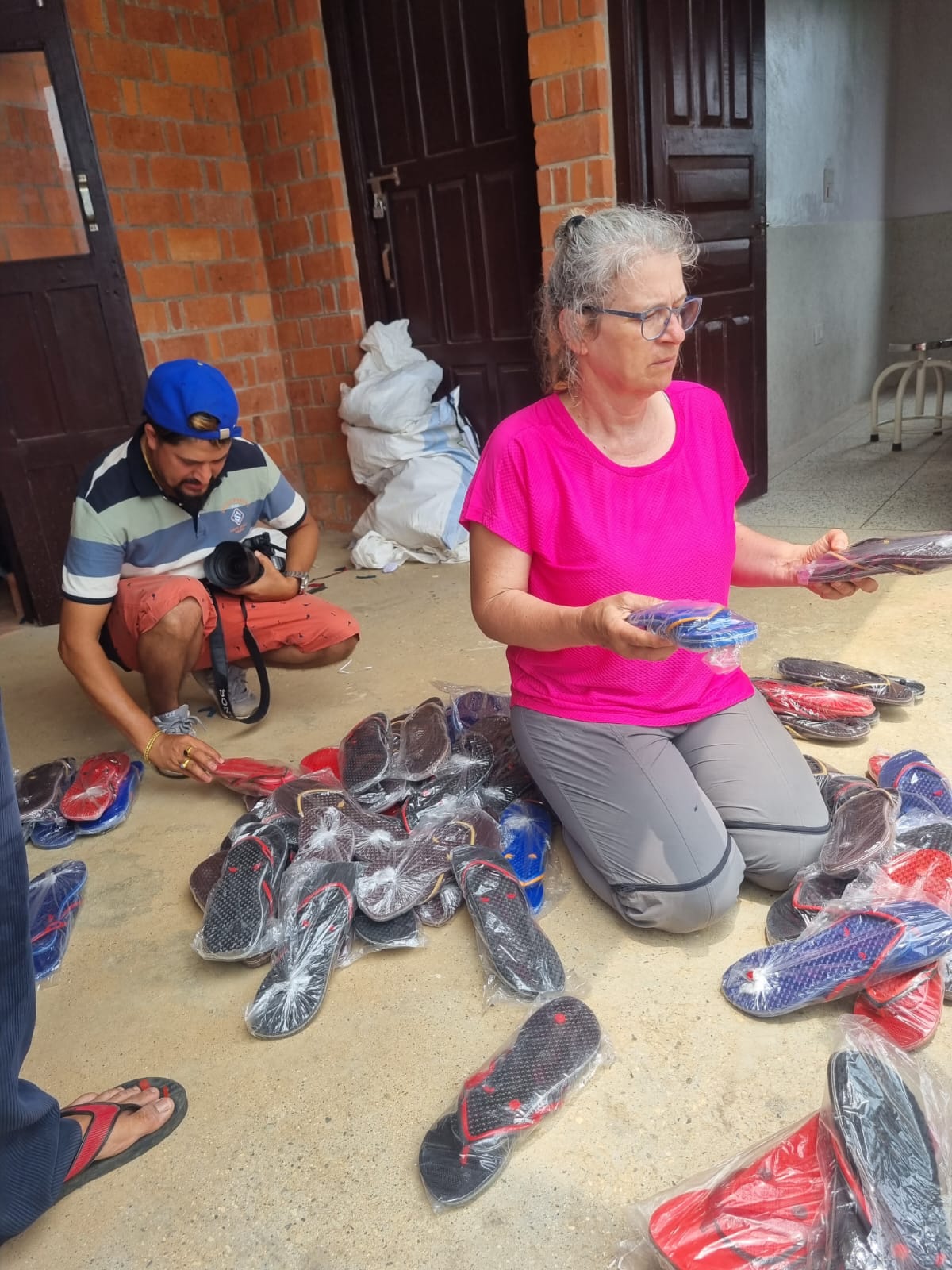 Helferinn mit Schuhen für die Verteilung.