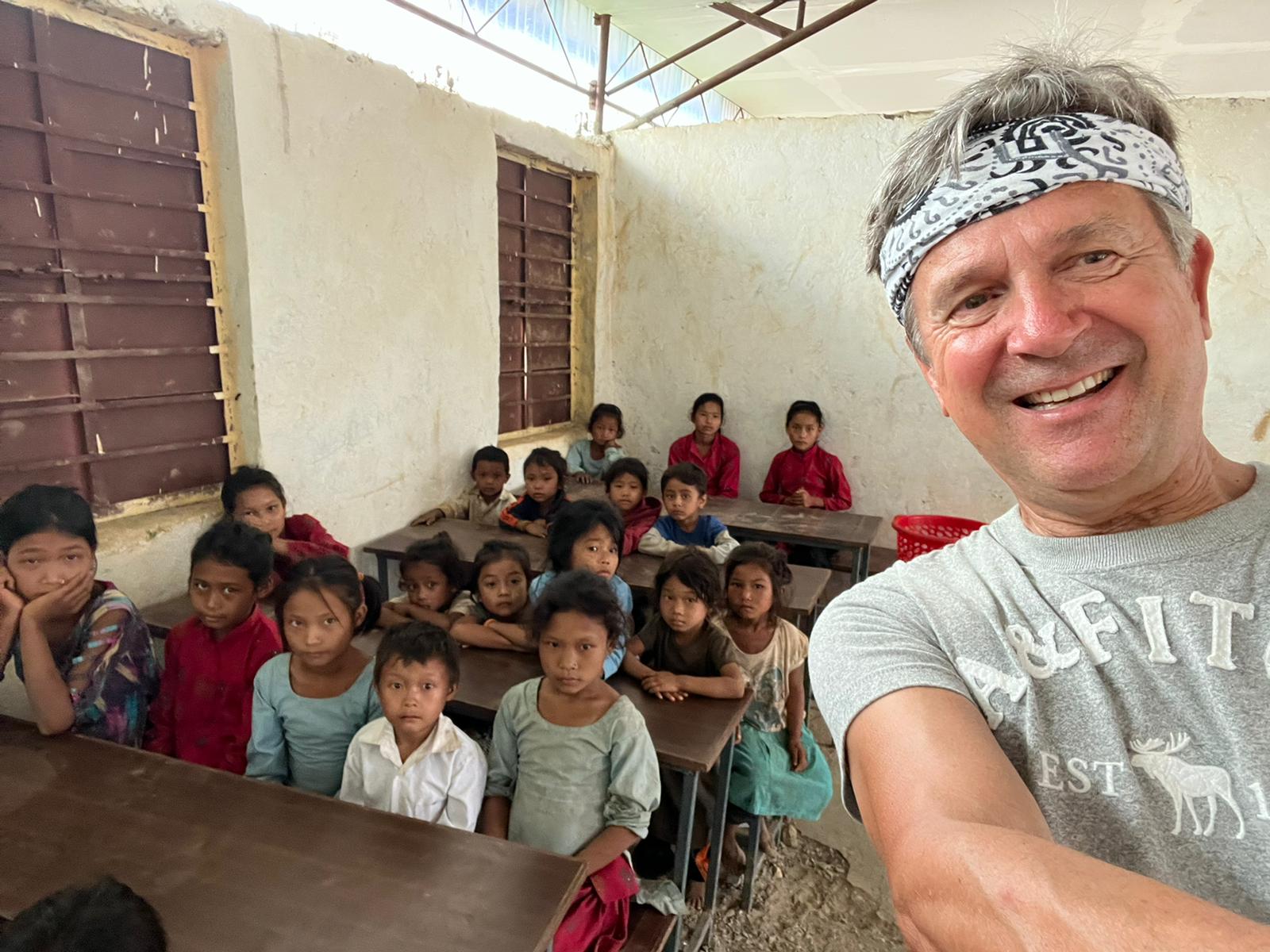 Gruppenfoto mit Kindern im Projekt Lischa in Nepal.
