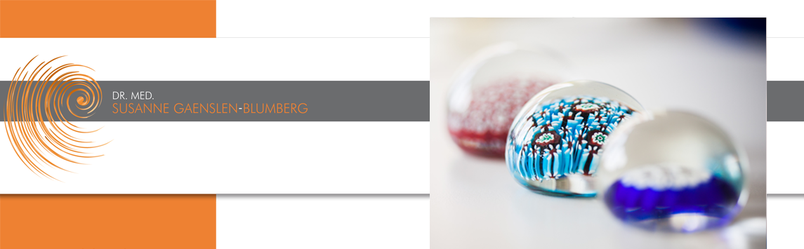 Bild von gläsernen Briefbeschwerern mit bunten eingelassenen Glasblumen.